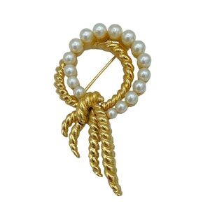 Crown Trifari Vintage gold tone faux Pearl brooch rope brooch pin